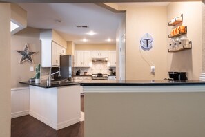 冰箱、微波炉、烤箱、炉灶