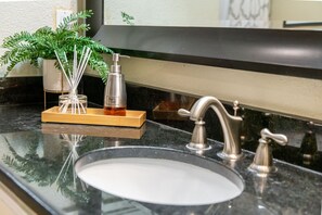 Combined shower/tub, hair dryer, towels, soap - Pool table, BBQ, pool table, fire pit, nearby golf courses (Carrollton)