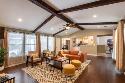 Pool table, BBQ, pool table, fire pit, nearby golf courses
