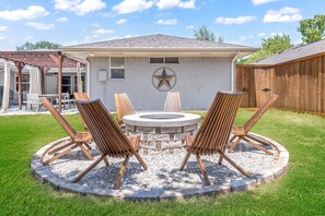 Outdoor dining - Pool table, BBQ, pool table, fire pit, nearby golf courses (Carrollton)