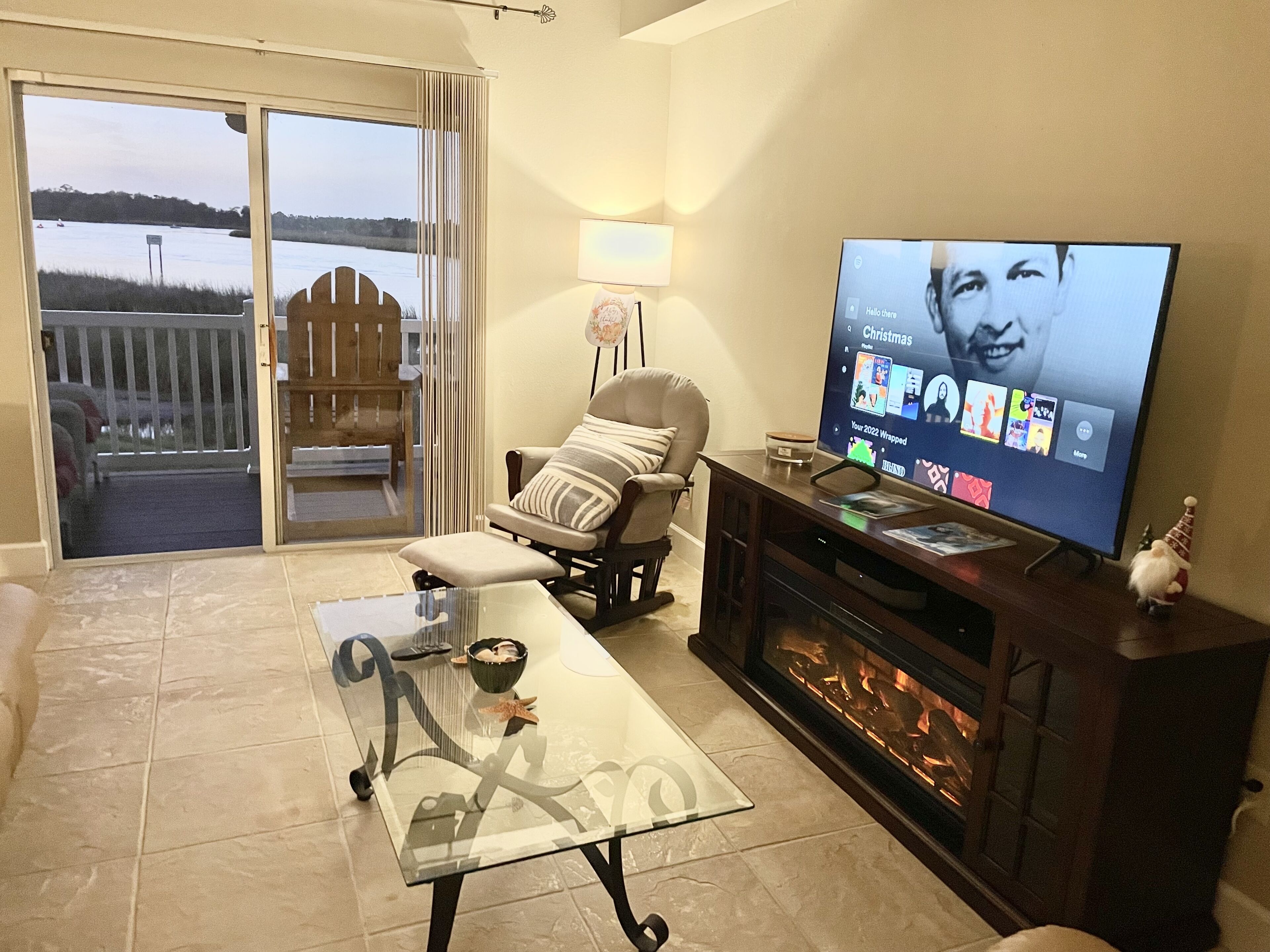 TV connectée, table de tennis de table, chaîne hi-fi