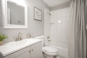 Combined shower/bathtub, hair dryer, towels, soap - Newly renovated home, designed with your confort in mind (La Vergne)