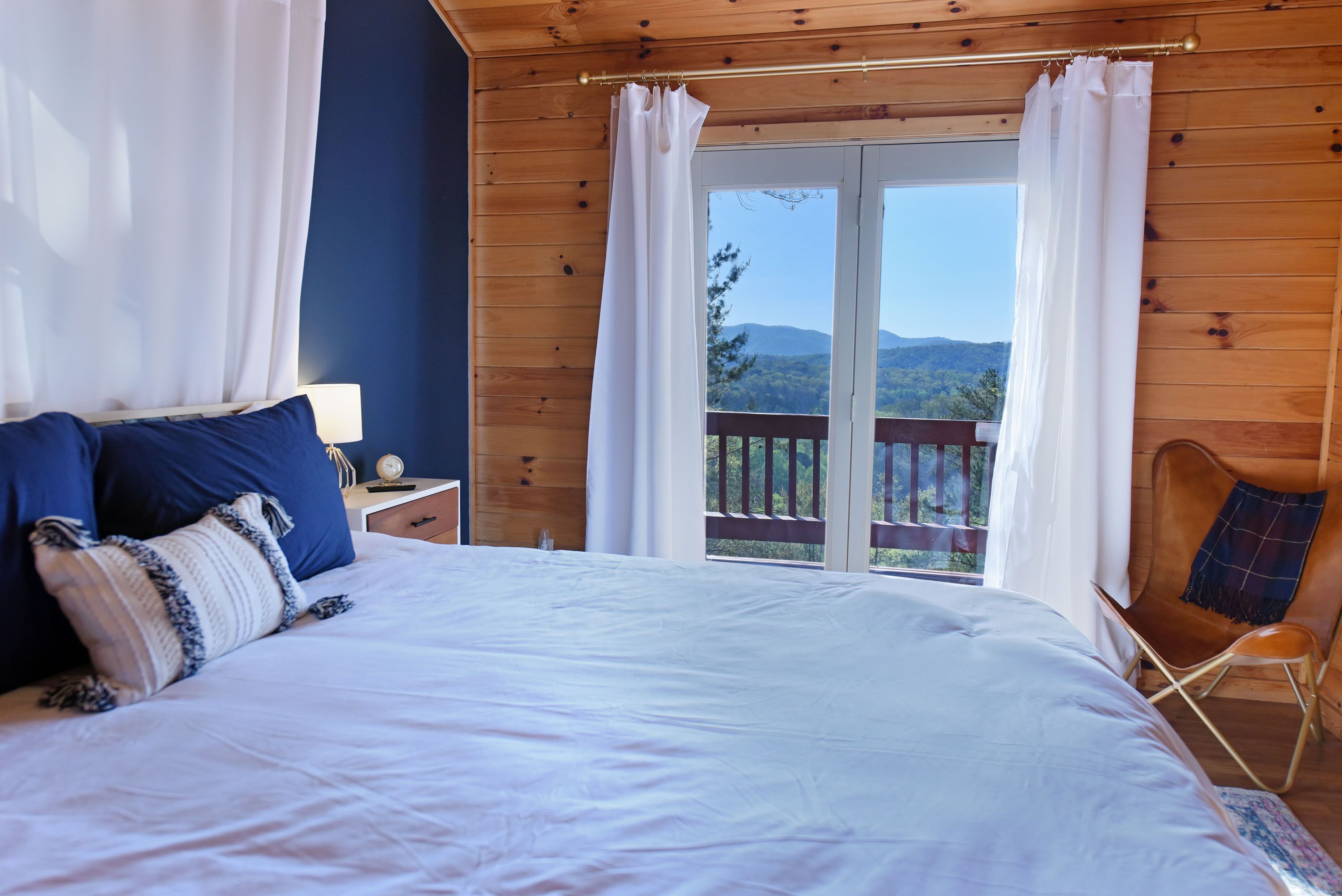 Modern Cabin 5 min from Downtown/River with Firepit/View