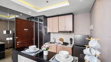 Apartment, 1 Bedroom | Dining room