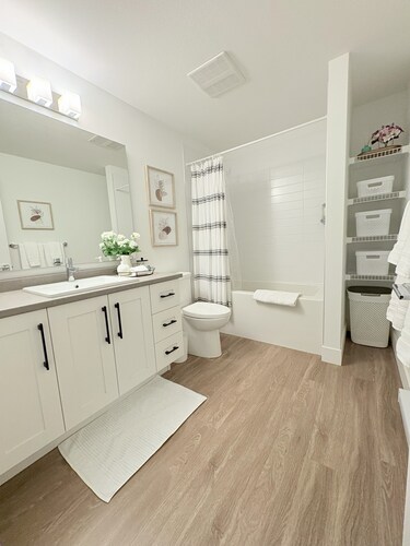 Modern Executive Suite - King Bed, Private Entry, 1GB Fibre, Laundry, Parking