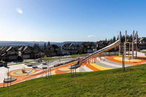  Private Upscale Suite • King Bed • Parking • 1GB Internet • Netflix • Clean