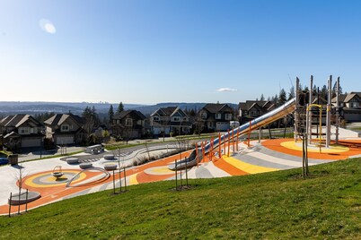  Private Upscale Suite • King Bed • Parking • 1GB Internet • Netflix • Clean