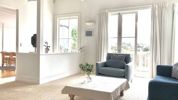 Smart TV, DVD player, books, printers