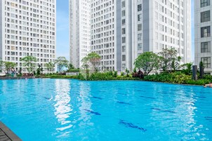 Una piscina al aire libre