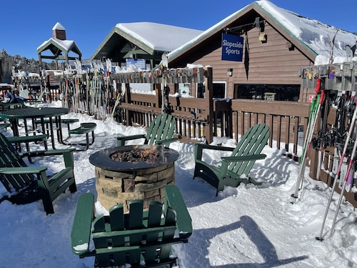 Jackson’s Hideaway, walk to ski shuttle!