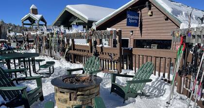 Jackson’s Hideaway, walk to ski shuttle!