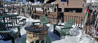 Jackson’s Hideaway, walk to ski shuttle!