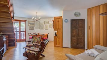 Appartamento familiare, camere multiple (Il Rododendro (City Center)) | Soggiorno | TV 21 pollici con canali via cavo