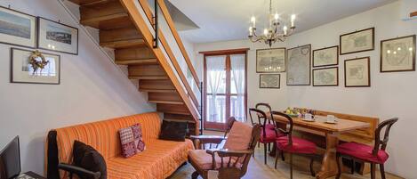 Family Apartment, 2 Bedrooms (Il Rododendro (City Center)) | Living room | 21-inch TV with cable channels