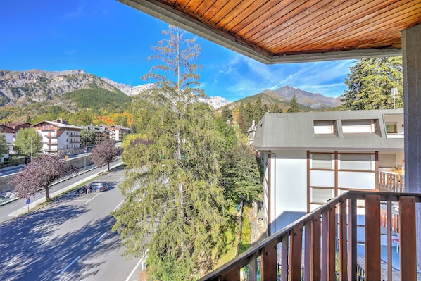 Apartemen Keluarga, beberapa kamar (Il Rododendro (City Center)) | Balkon