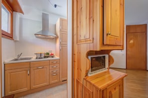 Apartamento família, 2 quartos (Il Rododendro (City Center)) | Cozinha privada | Geladeira, micro-ondas, cooktop, lava-louças