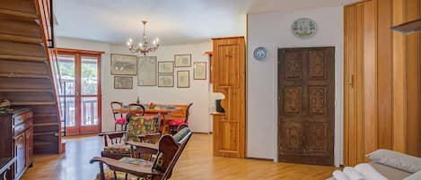 Family Apartment, Multiple Bedrooms (Il Rododendro (City Center)) | Living area | 21-inch TV with cable channels