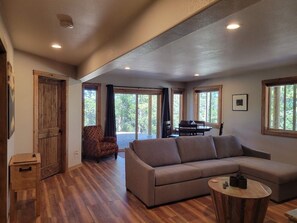 智能电视、壁炉、DVD 播放器、书