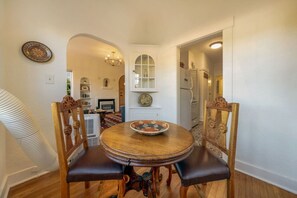 Dining - 3 Blocks from U of A & 4th Ave / 1 BR 1 BA / Cozy (Tucson)