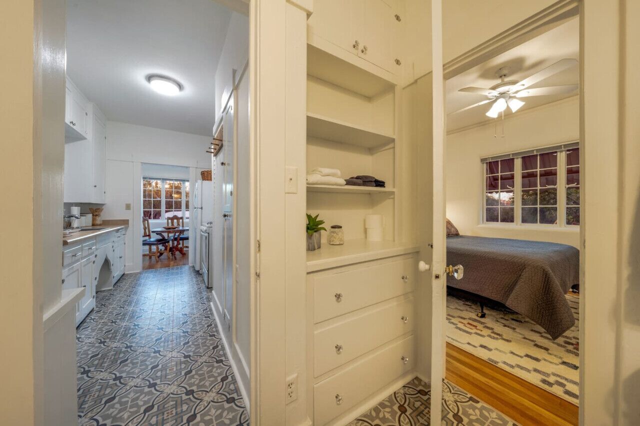 1 Schlafzimmer, Schreibtisch, Bügeleisen/Bügelbrett, Reisekinderbett