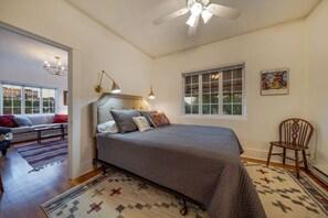 1 dormitorio, escritorio, tabla de planchar con plancha y cuna de viaje