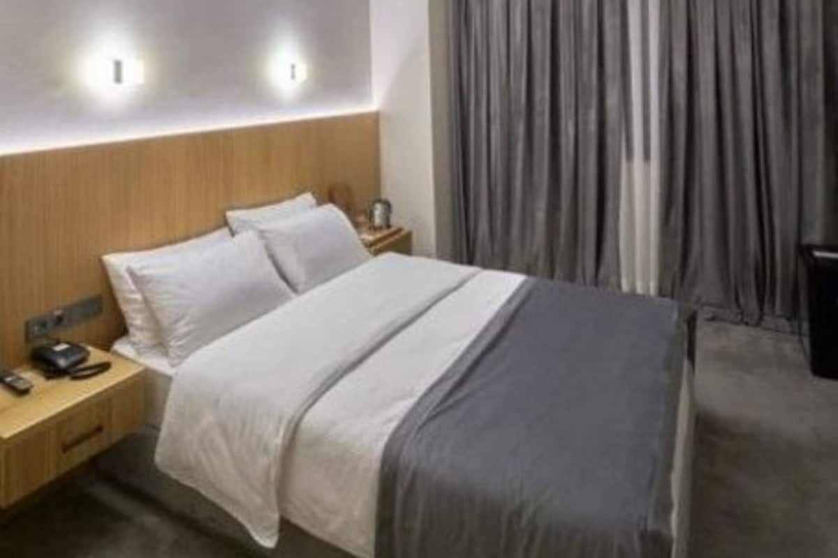Standaard tweepersoonskamer, 1 kingsize bed, niet-roken, uitzicht op stad | Hypoallergeen beddengoed, donzen dekbedden, pillowtop-bedden