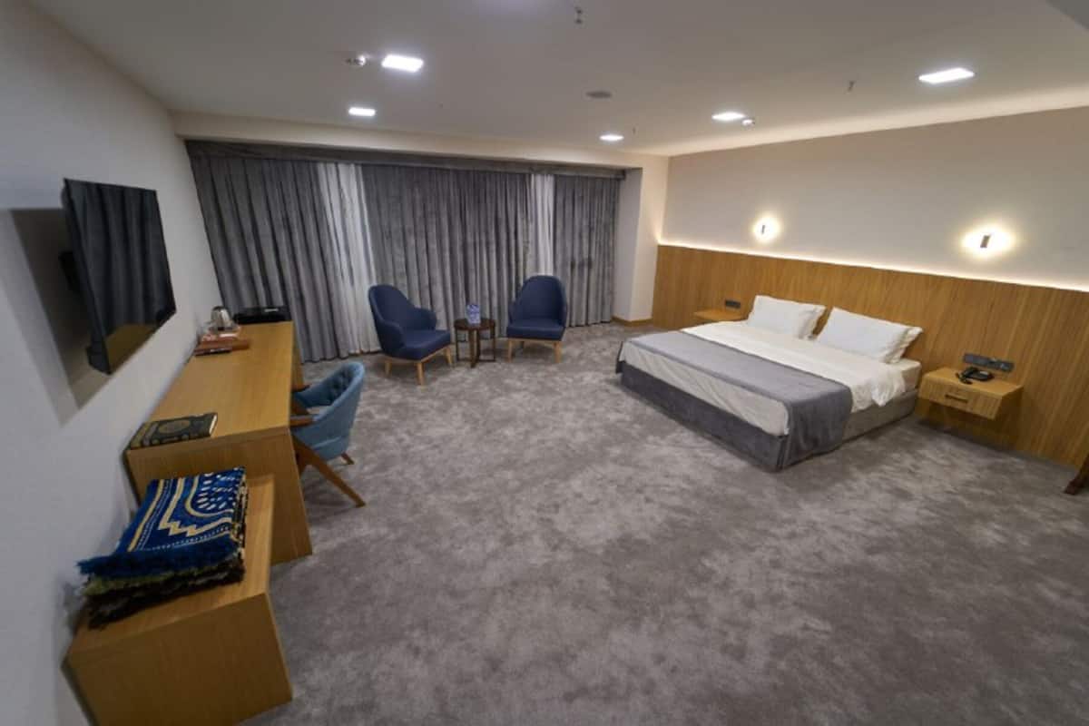 Luxury Room | Hypo-allergenic bedding available, down comforters, pillowtop beds