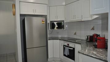 Køleskab, mikrobølgeovn, ovn, kogeplade