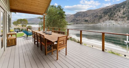 Riverfront: Private Beach, Hot Tub, Sauna, Dock & Boat Launch!