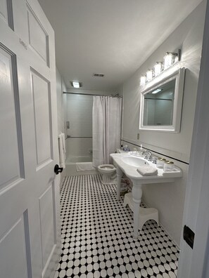 Combined shower/bathtub, eco-friendly toiletries, hair dryer, towels