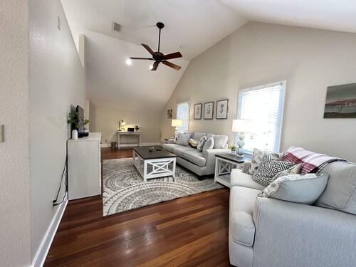 Historic lakefront guesthouse