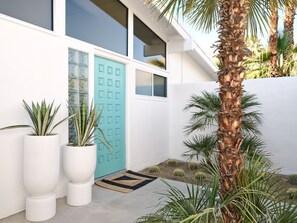 Unclassified image, 4 of 24, button