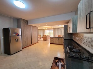 Fridge, microwave, oven, stovetop - Arabic Luxe Apartment (Mombasa)