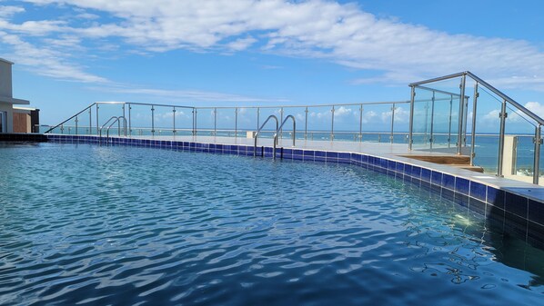 Outdoor pool - Arabic Luxe Apartment (Mombasa)