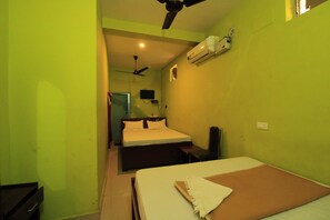 Deluxe Quadruple Room | Egyptian cotton sheets, premium bedding, desk, rollaway beds - KB Lodge (Kurinjipadi)