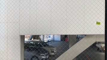 Een parkeergarage met een auto en een vrachtwagen.