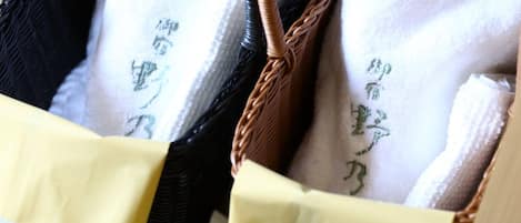 Primer plano de un bolso tejido con correa amarilla y forro blanco con texto bordado.