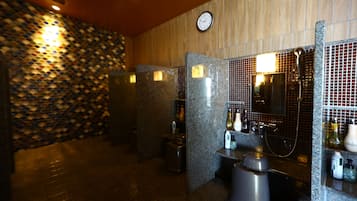Sauna, hot tub, hot springs/mineral springs