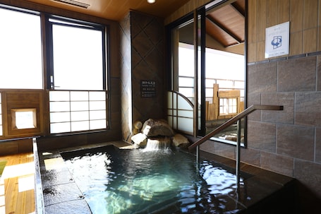 Sauna, hot tub, hot springs