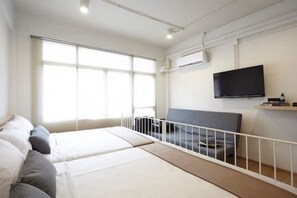 2 عدّة غرف نوم وخزنة داخل الغرفة ومكتب ومكواة/لوح كي