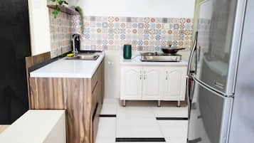 Fridge, microwave, oven, coffee/tea maker
