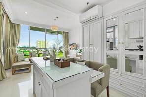 Apartment, 1 Bedroom | Dining room