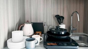 Frigorífic, microones, placa de cuina i bullidora elèctrica