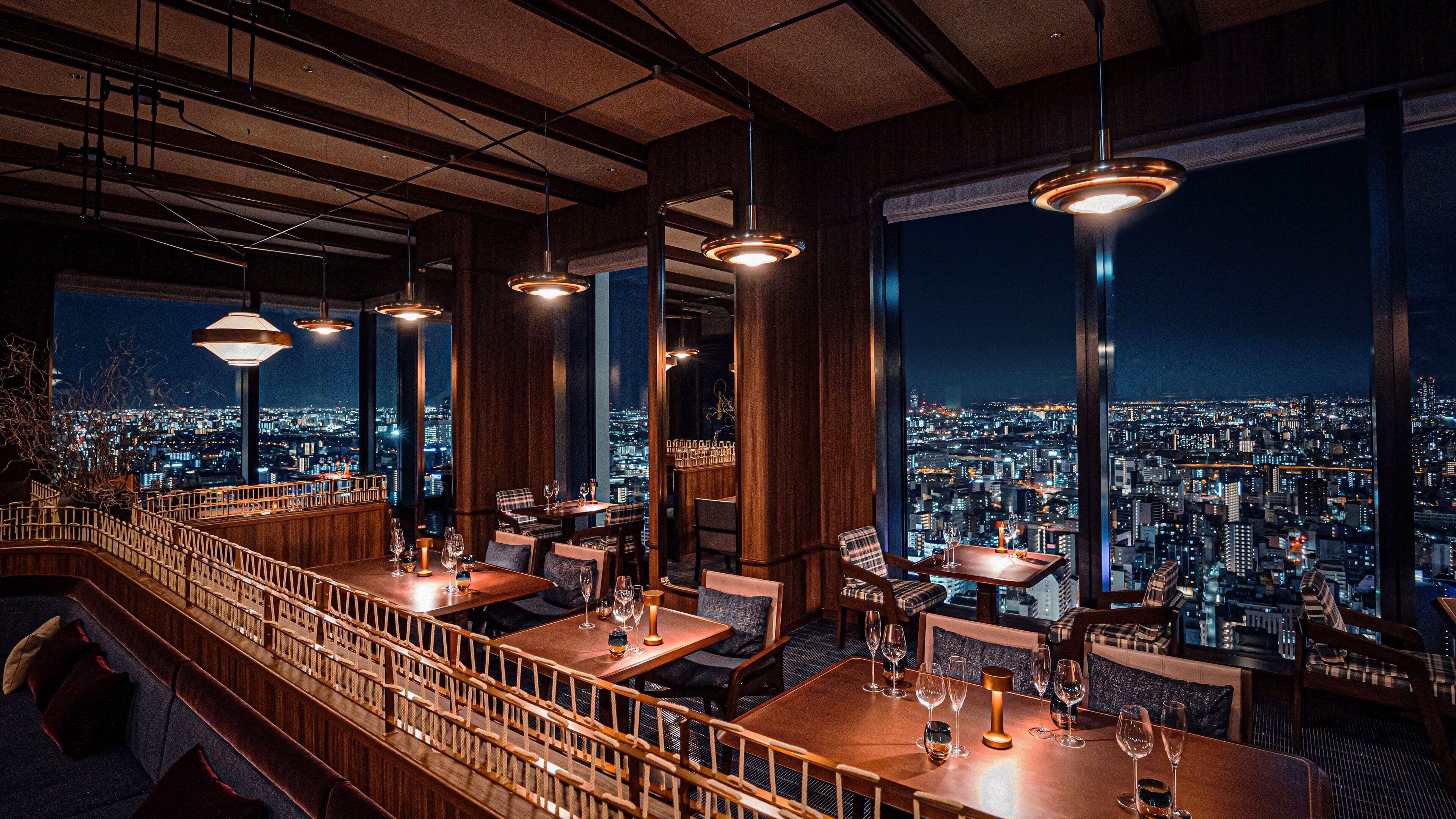 5 restaurantes; se sirve desayuno, almuerzo y cena; cocina fusión