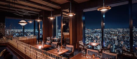 5 restaurantes, se sirven desayunos, comidas, cenas y cocina fusión