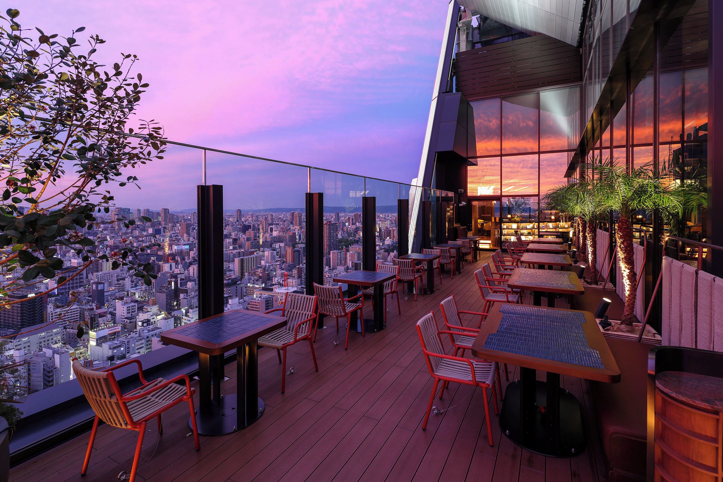 5 か所のレストラン、朝食、ランチ、ディナーに営業 (フュージョン料理)