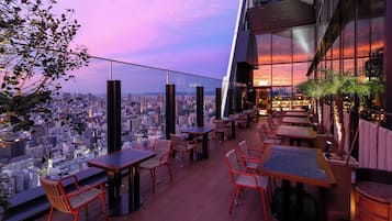 5 restaurants, breakfast, lunch, dinner served; Fusion cuisine