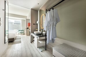 Premium bedding, in-room safe, blackout curtains, iron/ironing board - Centara Grand Hotel Osaka (Osaka)