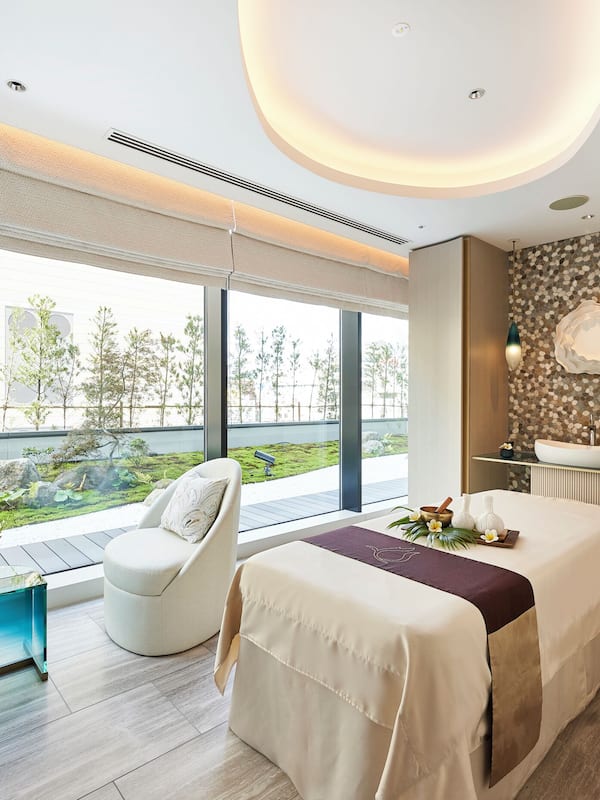 Couples treatment rooms, hot tub, body treatments, aromatherapy