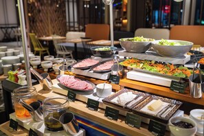 Petit déjeuner buffet servi tous les jours en supplément
